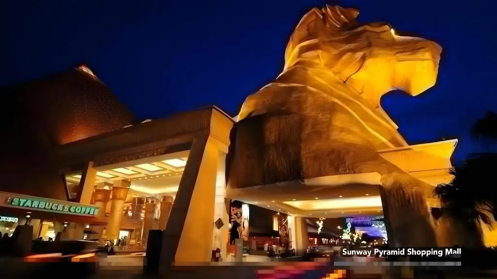 **  Golden Night Hotel Subang Jaya Ma­lay­sia